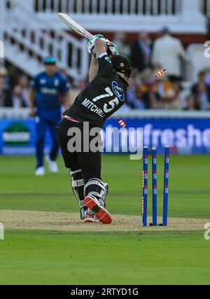 Lords Cricket Ground, London, Großbritannien. September 2023. Daryl Mitchell aus Neuseeland wird von Brydon Carse aus England mit 52 für 3 im 12. Over Credit: Action Plus Sports/Alamy Live News für 4 geschlagen Stockfoto