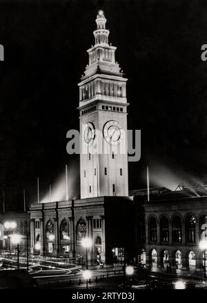 San Francisco, Kalifornien 19. September 1926 das Ferry Building auf dem Embarcadero erleuchtete nachts. Stockfoto