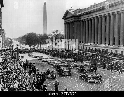 Washington, D.C. 20. Januar 1961 das neu eingeweihte Auto von Pesident und Mrs. Kennedy auf der rechten Seite kommt auf der 15th Street vorbei am Treasury Department auf dem Weg zum Weißen Haus. Stockfoto