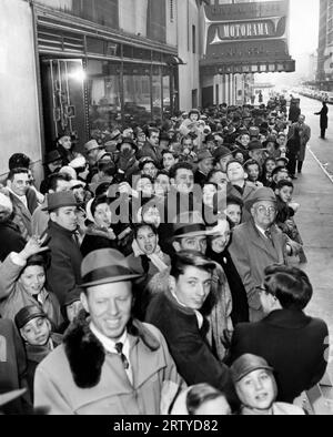 New York, New York, 17. Januar 1956 Teil der vier Blocks langen Fanschlange, die auf den Besuch der General Motors Motorama Show im Waldorf Astoria Hotel warten, mit einer Vorschau auf die Autobahnfahrt der Zukunft. Stockfoto