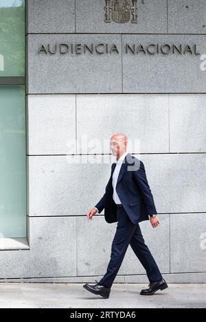 Madrid, Spanien. September 2023. Luis Rubiales, ehemaliger Präsident des spanischen Fußballverbands, verlässt das Gericht Audiencia Nacional, nachdem er vor dem Richter den Kuss auf den Fußballspieler Jenni Hermoso erklärt hat. (Foto: Alberto Gardin/SOPA Images/SIPA USA) Credit: SIPA USA/Alamy Live News Stockfoto