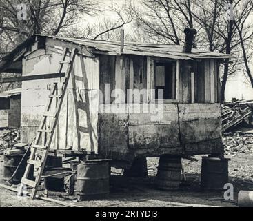 Sacramento, Kalifornien, um 1932 Eine Depressionshütte in einer Siedlung in Hooverville. Stockfoto