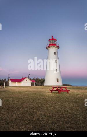 Point Prim Lighthouse, Prince Edward Island, Kanada, während eines wolkenlosen Sonnenuntergangs im Sommer. Stockfoto