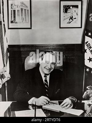 Arkansas: c. 1957 Porträt von Orval E. Faubus, dem Gouverneur von Arkansas, der die Arkansas National Guard anordnete, afroamerikanische Studenten daran zu hindern, die Little Rock Central High School zu besuchen. Stockfoto