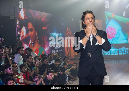 Mumbai, Maharashtra, Indien. September 2023. Bollywood-Superstar Shah Rukh Khan zeigt während einer Veranstaltung den Erfolg seines Films „Jawan“ in Mumbai, Indien, am 15. September 2023. (Bild: © Niharika Kulkarni/ZUMA Press Wire) NUR REDAKTIONELLE VERWENDUNG! Nicht für kommerzielle ZWECKE! Quelle: ZUMA Press, Inc./Alamy Live News Stockfoto