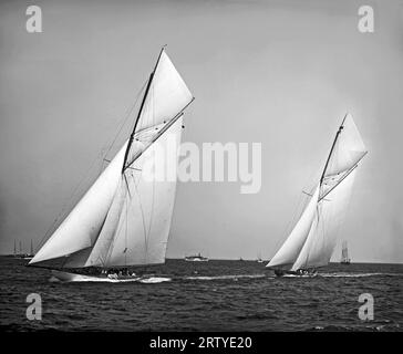 New York, New York 1901 Yachten „Columbia“ und „Shamrock II“ warten auf den Start der America’s Cup-Rennen 1901 im New Yorker Hafen. „Columbia“, der den New York Yacht Club vertritt, und „Shamrock II“, der den Royal Ulster Yacht Club vertritt, traten in fünf Rennserien gegeneinander an. „Columbia“ gewann den Titel zum zweiten Mal in Folge und stellte damit einen neuen Rekord für aufeinanderfolgende Siege auf. Stockfoto