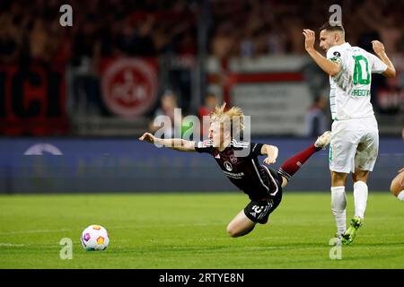 Nürnberg, Deutschland. September 2023. Fußball: 2. Bundesliga, 1. FC Nürnberg - SpVgg Greuther Fürth, Spieltag 6, Max-Morlock-Stadion. Der Nürnberger Mats Möller Daehli (l) wird von Fürth-Kapitän Branimir Hrgota befallen. Kredit: Daniel Löb/dpa – WICHTIGER HINWEIS: gemäß den Anforderungen der DFL Deutsche Fußball Liga und des DFB Deutscher Fußball-Bund ist es untersagt, im Stadion und/oder im Spiel aufgenommene Fotografien in Form von Sequenzbildern und/oder videoähnlichen Fotoserien zu nutzen oder nutzen zu lassen./dpa/Alamy Live News Stockfoto