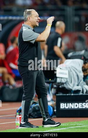 Nürnberg, Deutschland. September 2023. Fußball: 2. Bundesliga, 1. FC Nürnberg - SpVgg Greuther Fürth, Spieltag 6, Max-Morlock-Stadion. Fürth-Trainer Alexander Zorniger gibt Anweisungen an den Seitenlinien. Kredit: Daniel Löb/dpa – WICHTIGER HINWEIS: gemäß den Anforderungen der DFL Deutsche Fußball Liga und des DFB Deutscher Fußball-Bund ist es untersagt, im Stadion und/oder im Spiel aufgenommene Fotografien in Form von Sequenzbildern und/oder videoähnlichen Fotoserien zu nutzen oder nutzen zu lassen./dpa/Alamy Live News Stockfoto