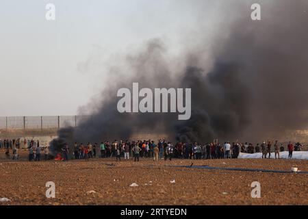 15. September 2023, Gaza-Stadt, Gaza-Streifen, Palästina: Ost-Gaza-Stadt, Dutzende Palästinenser haben einen Protest entlang der Grenze gegen Israel. (Bild: © Doaa Albaz/Quds Net News über ZUMA Press Wire) NUR REDAKTIONELLE VERWENDUNG! Nicht für kommerzielle ZWECKE! Stockfoto