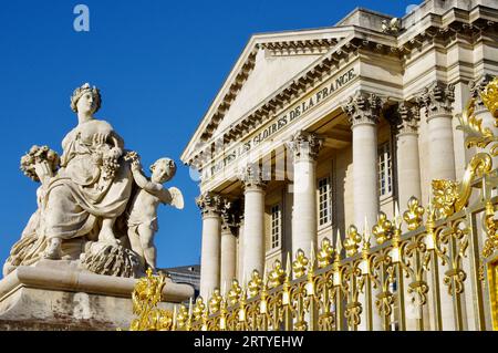 Das wunderschöne Goldene Tor vor dem Schloss von Versailles, unter einem klaren blauen Himmel. Versailles, Frankreich. Stockfoto