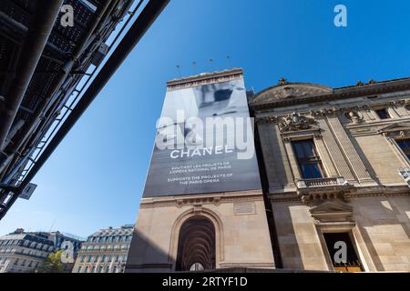 Chanel große Werbetafel, die das Gerüst der Restaurierungsarbeiten an der Fassade des Pariser Opernhauses (Palais Garnier) abdeckt Stockfoto