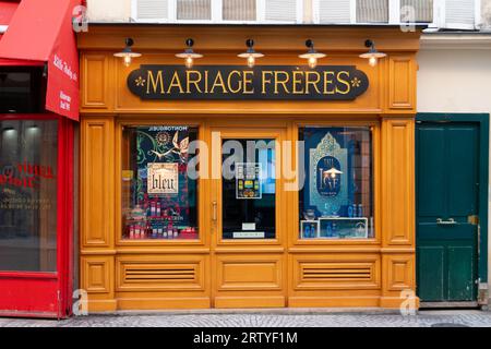 Außenansicht der Boutique Mariage Frères in der Rue Montorgueil in Paris, Frankreich. Mariage Frères ist ein luxuriöses Teehaus, das 1854 in Paris gegründet wurde Stockfoto