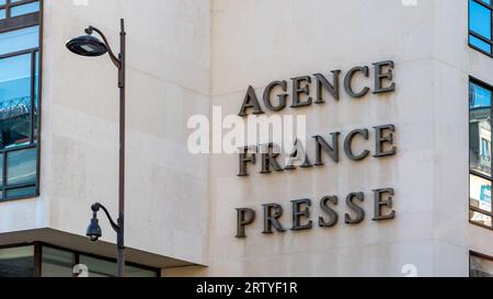 Schild an der Fassade des Hauptsitzes der Agence France-Presse (AFP), einer internationalen französischen General- und Multimedia-Nachrichtenagentur Stockfoto