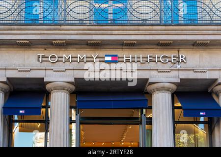 Schild und Logo am Eingang zum Pariser Flagship Store von Tommy Hilfiger, einer Bekleidungsmarke, die vom amerikanischen Designer Tommy Hilfiger gegründet wurde Stockfoto