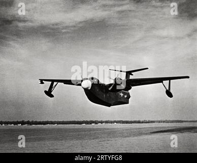 United States, um 1954 Ein US Navy-Wasserflugzeug, die Martin P5M-2 Marlin, im Flug. Stockfoto