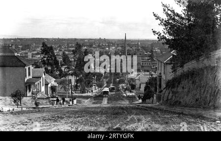 Los Angeles, Kalifornien: c. 1889. Eine der Seilbahnlinien, die nach ihrem Erfolg in San Francisco in LA installiert wurde. Dieser führt von Bunker Hill die 2nd St. hinunter zur Spring Street. Stockfoto