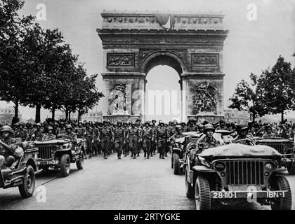 Paris, Frankreich, 29. August 1944 Truppen der United States Army marschieren die Champs-Elysées hinunter, nachdem sie während der Parade von Paris den Arc de Triomphe durchquerten. Stockfoto