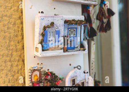 Blick auf traditionelle touristische Souvenirs und Geschenke aus Athen, Attika, Griechenland mit Kühlschrankmagneten mit Text „Griechenland“, „Athen“ und Schlüsselanhänger, in Stockfoto