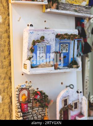 Blick auf traditionelle touristische Souvenirs und Geschenke aus Athen, Attika, Griechenland mit Kühlschrankmagneten mit Text „Griechenland“, „Athen“ und Schlüsselanhänger, in Stockfoto