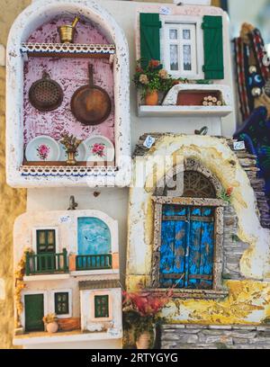 Blick auf traditionelle touristische Souvenirs und Geschenke aus Athen, Attika, Griechenland mit Kühlschrankmagneten mit Text „Griechenland“, „Athen“ und Schlüsselanhänger, in Stockfoto