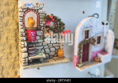 Blick auf traditionelle touristische Souvenirs und Geschenke aus Athen, Attika, Griechenland mit Kühlschrankmagneten mit Text „Griechenland“, „Athen“ und Schlüsselanhänger, in Stockfoto