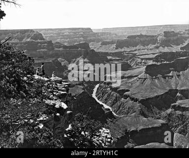 Arizona um 1949 der Grand Canyon, der die innere Schlucht des Colorado River vom Südrand zwischen Mojave- und Pima-Punkt aus gesehen zeigt. Stockfoto