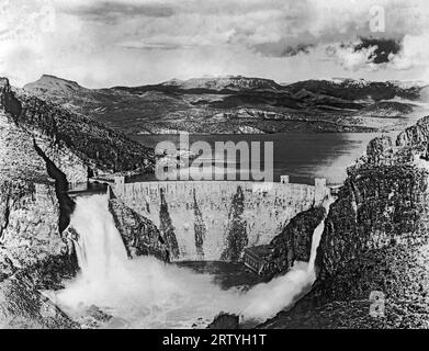 Salt River, Arizona c. 1920 Theodore Roosevelt Dam mit Theodore Roosevelt Lake dahinter. Der Damm wurde zwischen 1905 und 1911 am Salt River in Arizona gebaut. Stockfoto