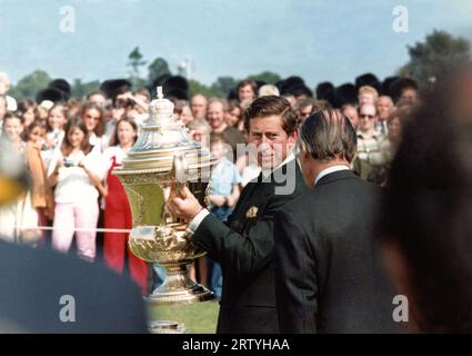 Prinz Charles präsentiert den Krönungspokal den Gewinnern. Der Rest der Welt 6, England 5. Prinz Charles präsentiert Antonia Herrers den Krönungsbecher (TRÄGT NR. 2 auf seinem Hemd) der mexikanische Kapitän des Rest der Welt Team .Rest der Welt Team Trikot Nummer .Nr1 J Sieder (6) No 2 A Herrers(9) No 3 Crotto No 4 (Back) J McKay (7) ENGLAND No 1 J Horswell (6) No 2 J Hipwood (8) No 3 P Withers (8) Rückseite Nr. 4 H Hipwood (8) ....... Fand im (1980) Guards Polo Club, Smiths Lawn, Windsor Great Park statt Foto wurde mit AI, Topaz Pho AI restauriert Stockfoto