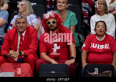 Schweizer Fans, die unglücklich aussehen, als Andy Murray (GBR) Leandro Riedi (SUI) im Davis Cup-Spiel Großbritannien gegen die Schweiz in der Manchester AO Arena, Manchester, Großbritannien, 15. September 2023 besiegt (Foto: Conor Molloy/News Images) Stockfoto