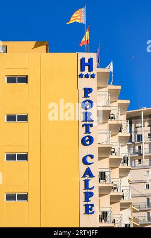 Calpe, Spanien - 10. Januar 2023: Schild des Hotels Porto Calpe Stockfoto