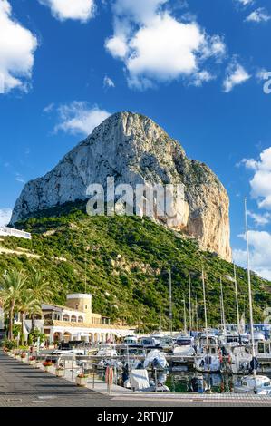 Calpe, Spanien - 10. Januar 2023: Yachten im Yachthafen am Naturpark Ifach Stockfoto