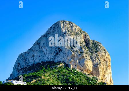 Calpe, Spanien - 10. Januar 2023: Ein Gebäude am Fuße des Naturparks Ifach Stockfoto