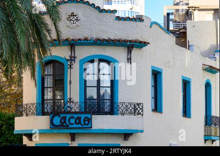 Calpe, Spanien - 10. Januar 2023: Architekturdetails im Cacao Restaurant Stockfoto