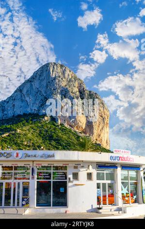 Calpe, Spanien - 10. Januar 2023: Geschäftsgebäude mit dem Ifach Natural Park Stockfoto