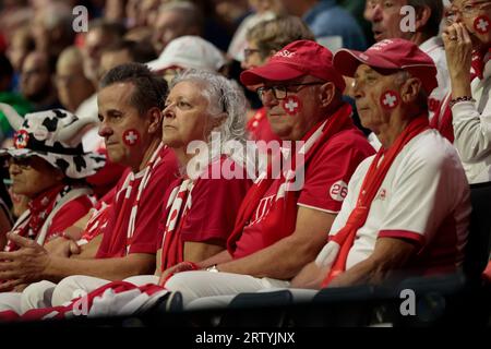 Schweizer Fans, die unglücklich aussehen, als Andy Murray (GBR) Leandro Riedi (SUI) im Davis Cup-Spiel Großbritannien gegen die Schweiz in der Manchester AO Arena, Manchester, Großbritannien, 15. September 2023 besiegt (Foto: Conor Molloy/News Images) Stockfoto