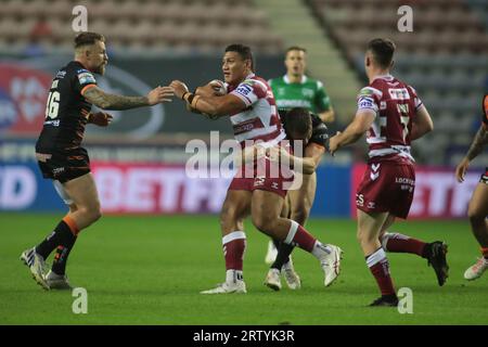 Wigan, Großbritannien. September 2023. Patrick Mago von Wigan wird während des Spiels der Betfred Super League zwischen Wigan Warriors und Castleford Tigers im DW Stadium, Wigan, England, am 15. September 2023 in Angriff genommen. Foto von Simon Hall. Nur redaktionelle Verwendung, Lizenz für kommerzielle Nutzung erforderlich. Keine Verwendung bei Wetten, Spielen oder Veröffentlichungen eines einzelnen Vereins/einer Liga/eines einzelnen Spielers. Credit: UK Sports Pics Ltd/Alamy Live News Stockfoto