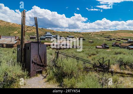 Alte vernachlässigte Bergbauausrüstung auf einem Feld in der Geisterstadt Bodie in Kalifornien. Bodie ist eine Geisterstadt in den Bodie Hills östlich der Sierra Nevada. Stockfoto