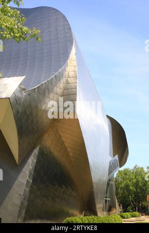 Das 2002 erbaute Peter B. Lewis Building wurde vom Architekten Frank Gehry für die Case Western Reserve University entworfen. Stockfoto