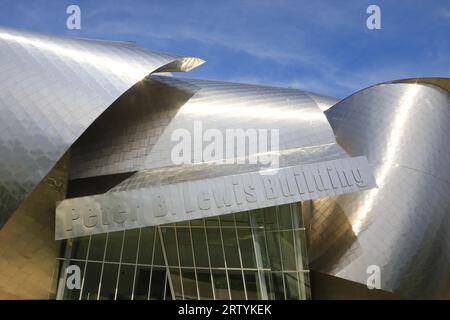 Das 2002 erbaute Peter B. Lewis Building wurde vom Architekten Frank Gehry für die Case Western Reserve University entworfen. Stockfoto