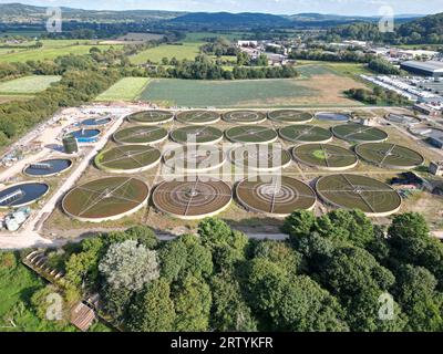 Rotherwas Hereford UK: Luftaufnahme der Abwasseraufbereitungsanlage und der Filterbetten in Wales am Fluss Wye im September 2023 Stockfoto