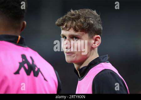 Hull, Großbritannien. September 2023. Tyler Morton #15 von Hull City während des Vorspiels warm Up vor dem Sky Bet Championship Match Hull City vs Coventry City im MKM Stadium, Hull, Vereinigtes Königreich, 15. September 2023 (Foto: James Heaton/News Images) in Hull, Vereinigtes Königreich am 15. September 2023. (Foto: James Heaton/News Images/SIPA USA) Credit: SIPA USA/Alamy Live News Stockfoto