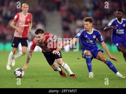 Ryan Manning aus Southampton wird von Kasey McAteer aus Leicester City während des Sky Bet Championship Matches im St Mary's Stadium in Southampton zurückgezogen. Bilddatum: Freitag, 15. September 2023. Stockfoto