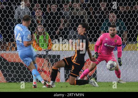 Matthew Godden #24 von Coventry City macht einen Schuss, wird aber während des Sky Bet Championship Matches Hull City vs Coventry City im MKM Stadium, Hull, Großbritannien, 15. September 2023 blockiert (Foto: James Heaton/News Images) Stockfoto