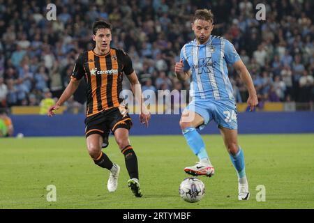 Matthew Godden #24 von Coventry City und Alfie Jones #5 von Hull City kämpfen um den Ball während des Sky Bet Championship Match Hull City vs Coventry City im MKM Stadium, Hull, Großbritannien, 15. September 2023 (Foto: James Heaton/News Images) Stockfoto