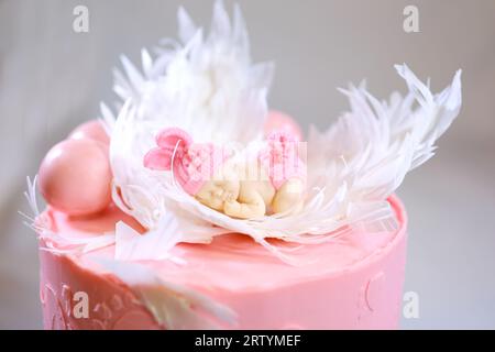 Kuchen auf einem Hintergrund blau, Gold, braune Ballons für Geburtstagsfeier. Babydusche. Trendiger Kuchen mit einem Bärenfiguren für Jungen. Das Konzept der Festtaufe. Leckerer Empfang. Fotowand Stockfoto