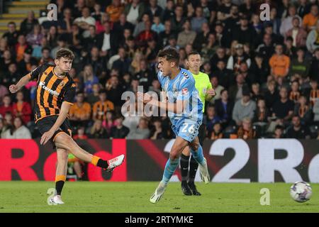 Hull, Großbritannien. September 2023. Tyler Morton #15 von Hull City macht einen Schuss, geht aber weit während des Sky Bet Championship Matches Hull City vs Coventry City im MKM Stadium, Hull, Großbritannien, 15. September 2023 (Foto: James Heaton/News Images) in Hull, Großbritannien am 15. September 2023. (Foto: James Heaton/News Images/SIPA USA) Credit: SIPA USA/Alamy Live News Stockfoto