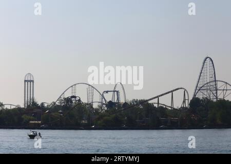 Achterbahnen und aufregende Fahrten im Vergnügungspark A im Sommer. Cedar Point in einem beliebten Reiseziel für Touristen Stockfoto