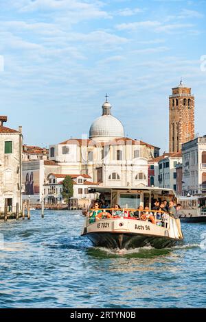 Venedig, Italien - Mai 31 2023: Überfüllter öffentlicher venezianischer Wasserbus namens Vaporetto (ACTV) am Canal Grande in Venedig Stockfoto