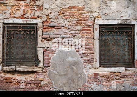 Altes mittelalterliches, abgenutztes Backsteinmauerwerk in Venedig, Italien. Stockfoto