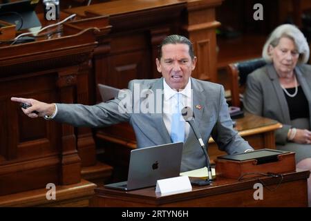 Austin, Texas, USA, 15. September 2023: Der Verteidiger TONY BUZBEE legt Schlussargumente vor, da beide Seiten sich in dem Amtsenthebungsverfahren des texanischen Generalstaatsanwalts Ken Paxton im texanischen Senat niedergelassen haben. Die Jury berät über die Anklage am späten Freitagnachmittag. Quelle: Bob Daemmrich/Alamy Live News Stockfoto